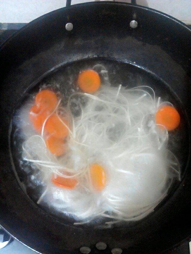 胡蘿蔔雞蛋湯麪的做法 步骤4
