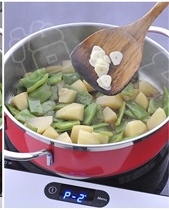 有肉味兒的素菜------扁豆炒土豆的做法 步骤9