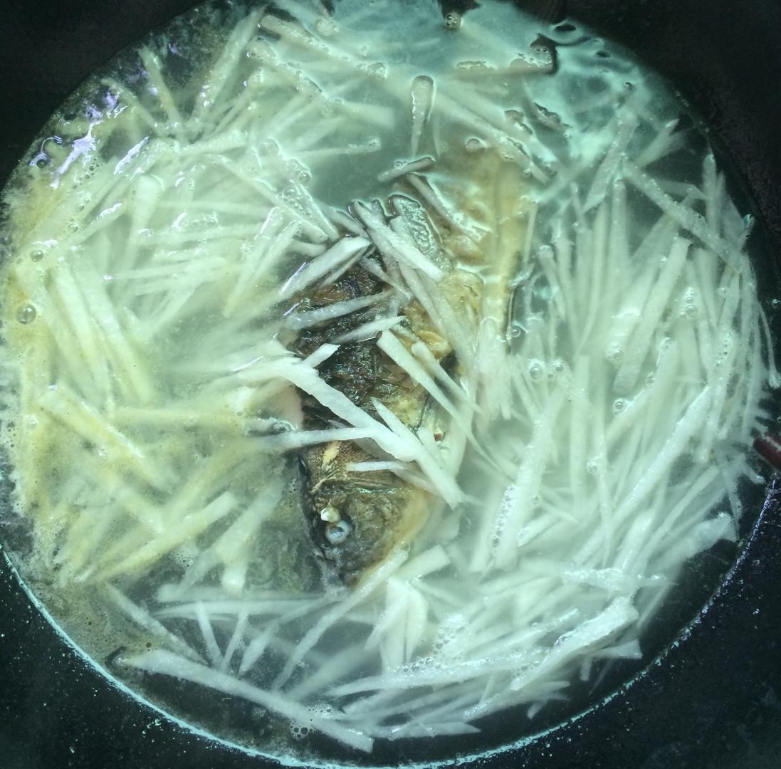 蘿蔔絲鯽魚湯的做法 步骤6