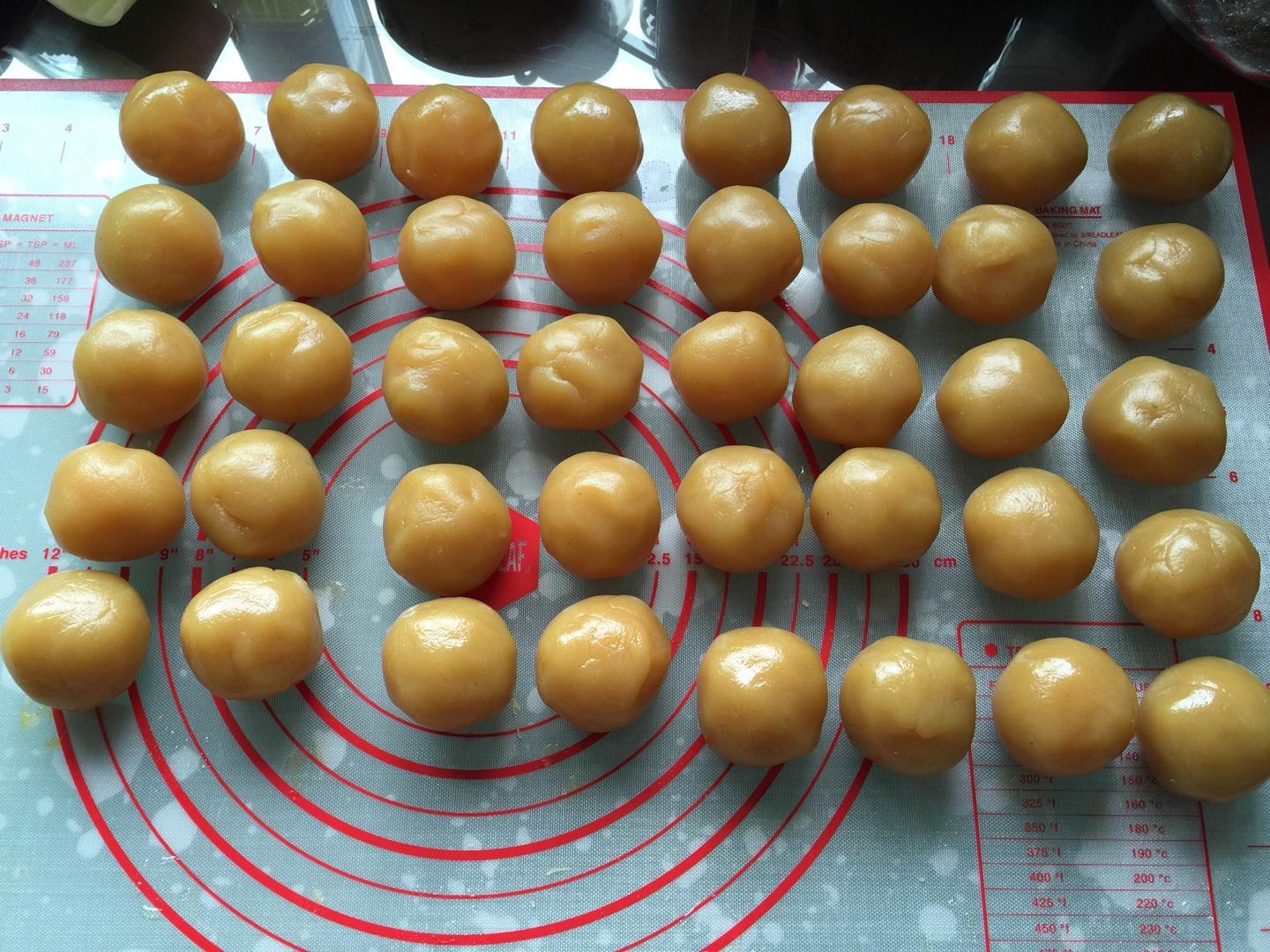 廣式月餅——蓮蓉蛋黃月餅（63克）的做法 步骤6