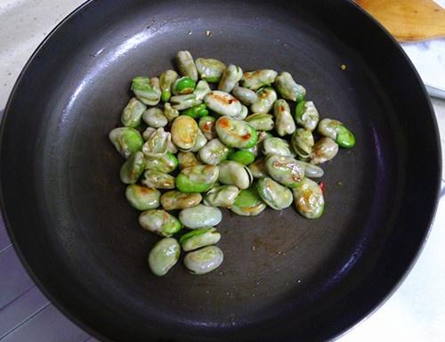 小吃-炒蠶豆的做法 步骤4