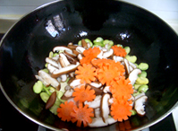 清鮮蠶豆炒時蔬的做法 步骤3