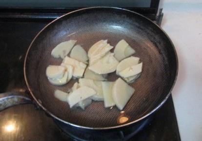 湘味臘肉荷蘭豆的做法 步骤2