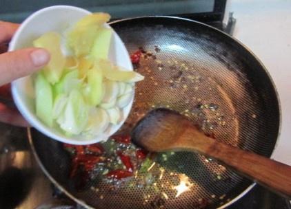 湘味臘肉荷蘭豆的做法 步骤4