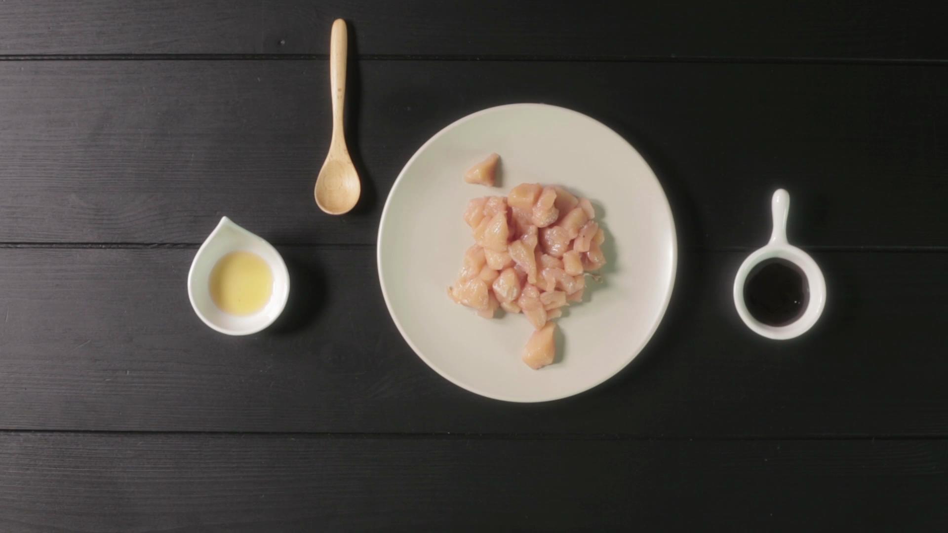彩虹雞丁 | 爸爸廚房 VOL . 105 香菇 彩椒 雞胸肉 豌豆 橄欖油的做法 步骤3