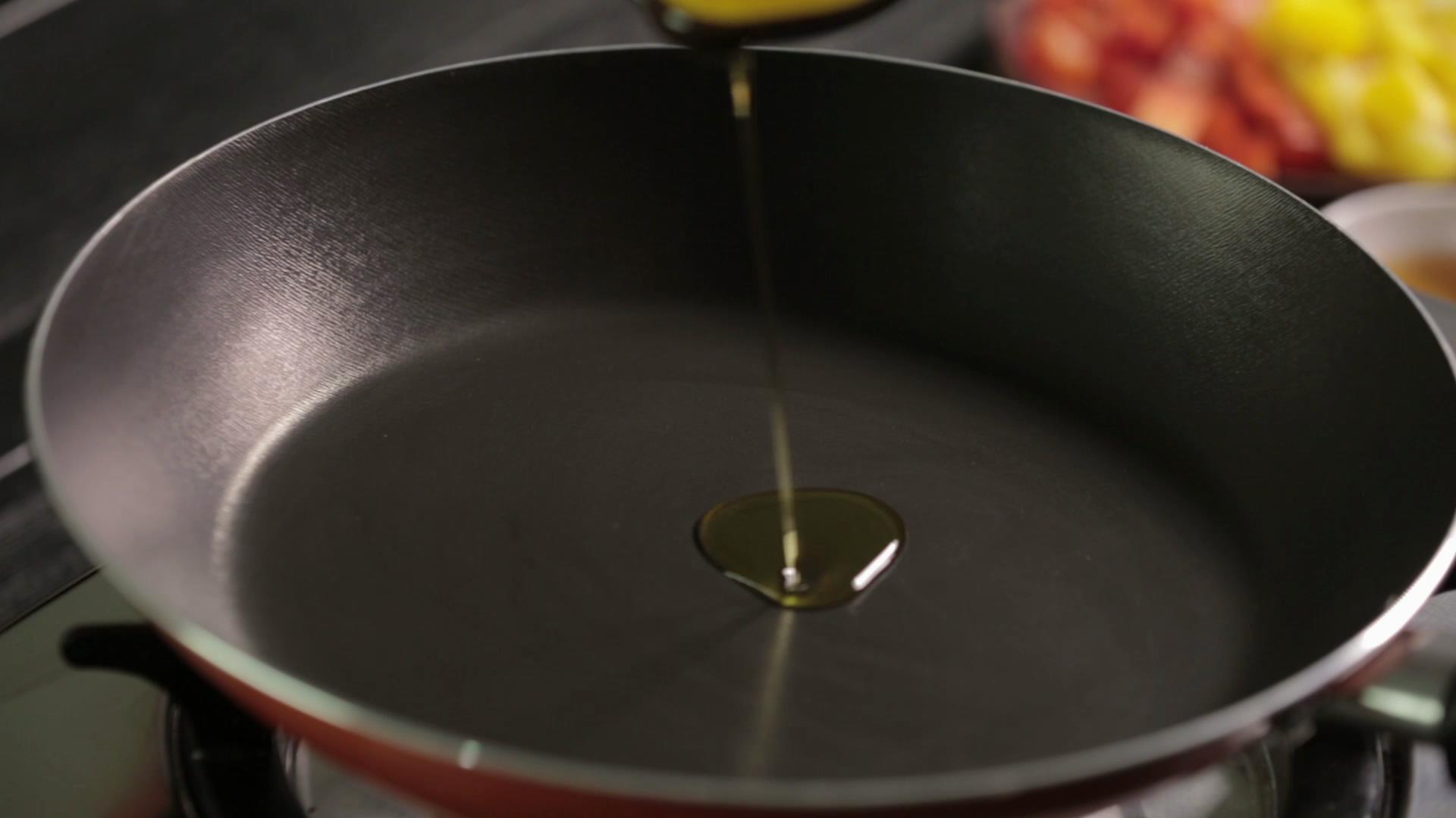 彩虹雞丁 | 爸爸廚房 VOL . 105 香菇 彩椒 雞胸肉 豌豆 橄欖油的做法 步骤6