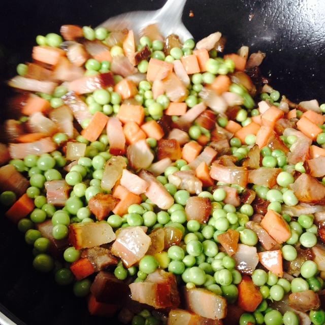 臘肉豌豆糯米燜飯的做法 步骤6