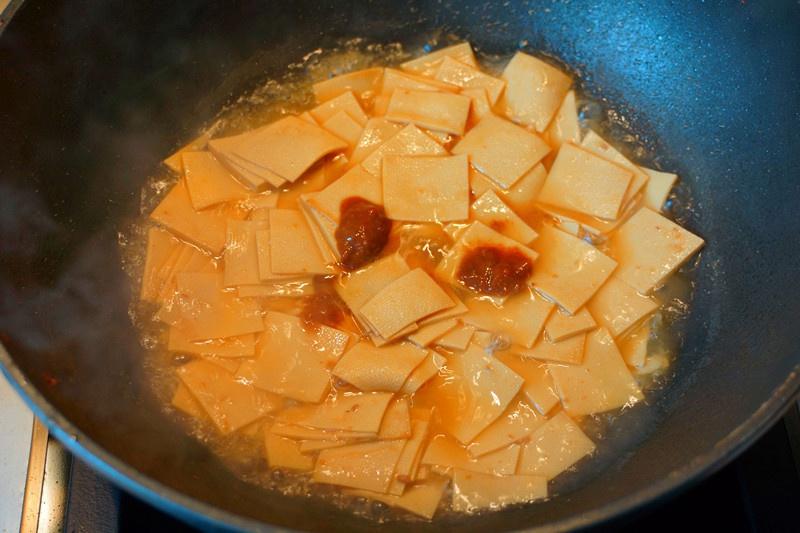 醬燒秋葵幹豆腐的做法 步骤7
