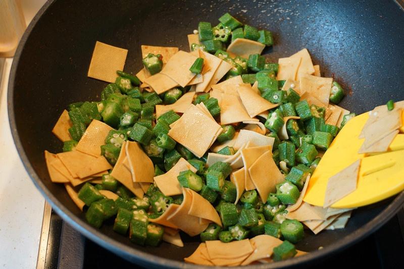 醬燒秋葵幹豆腐的做法 步骤11
