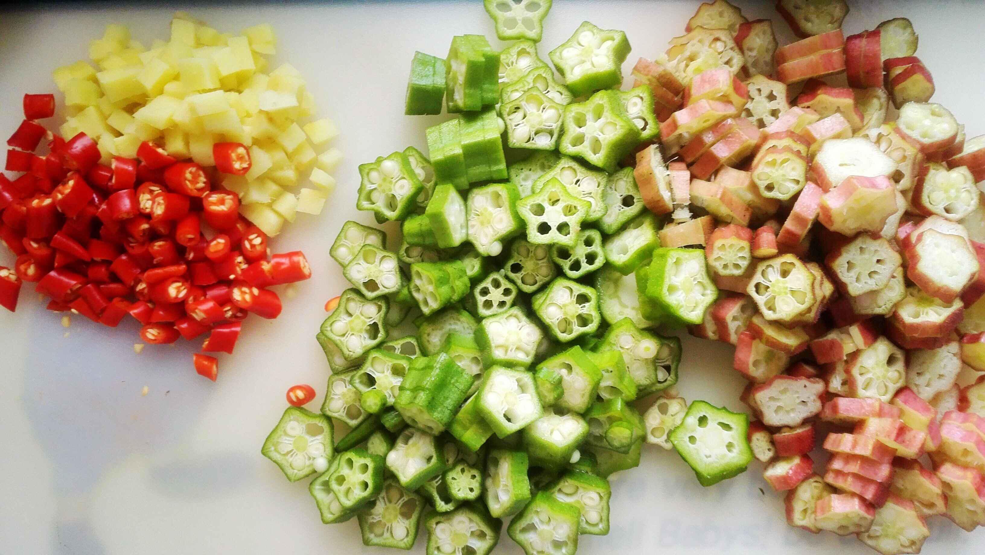 這樣做秋葵，可口度5分丨酸菜炒秋葵&野菜豆腐果湯 · 圓滿素食的做法 步骤2