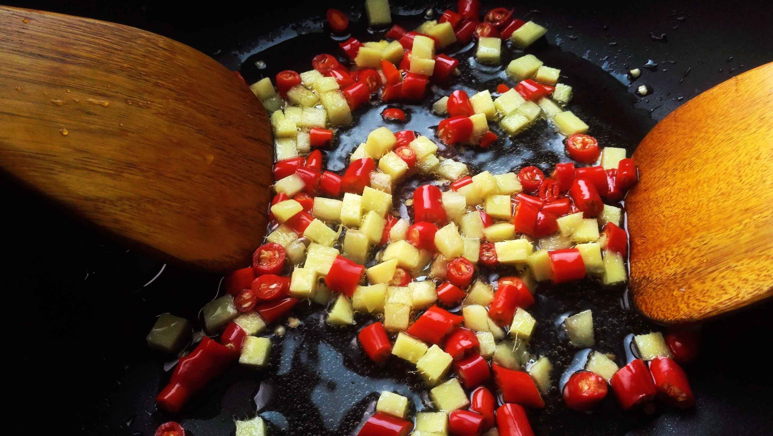 這樣做秋葵，可口度5分丨酸菜炒秋葵&野菜豆腐果湯 · 圓滿素食的做法 步骤3