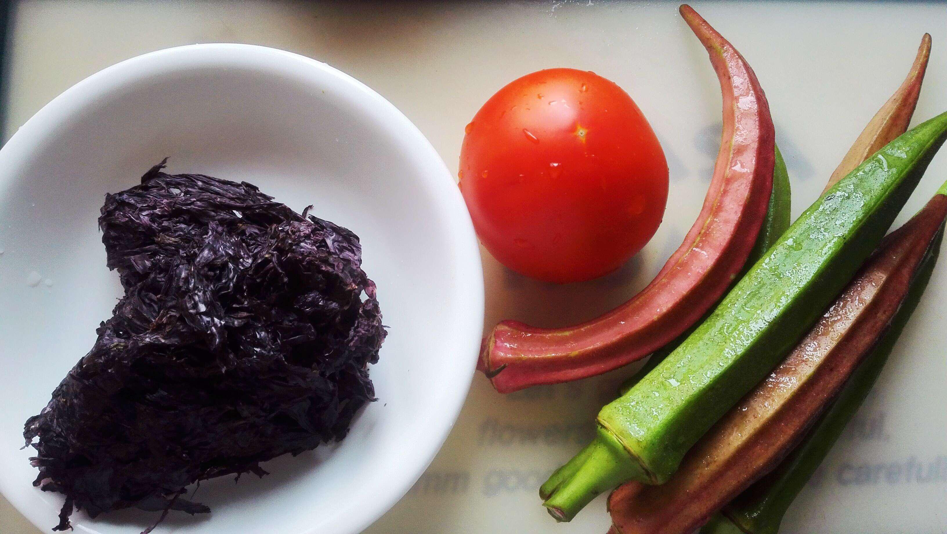 秋葵這樣吃，營養不流失丨紫菜秋葵湯 · 圓滿素食的做法 步骤1