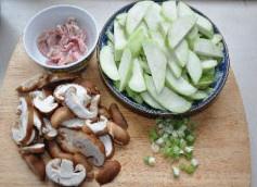 絲瓜燒鮮菇的做法 步骤1