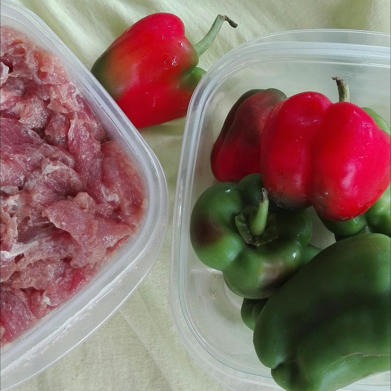 家常菜－青椒炒肉的做法 步骤1