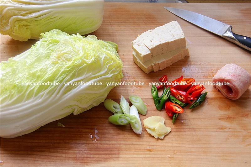 家常白菜燉豆腐-新手下廚 Stew Chinese cabbage with Tofu的做法 步骤1