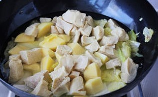 白菜燉凍豆腐的做法 步骤10