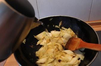 咖哩白菜的做法 步骤4