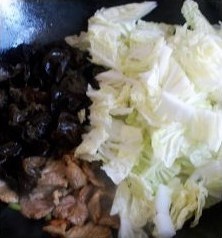 木耳白菜炒肉片的做法 步骤6