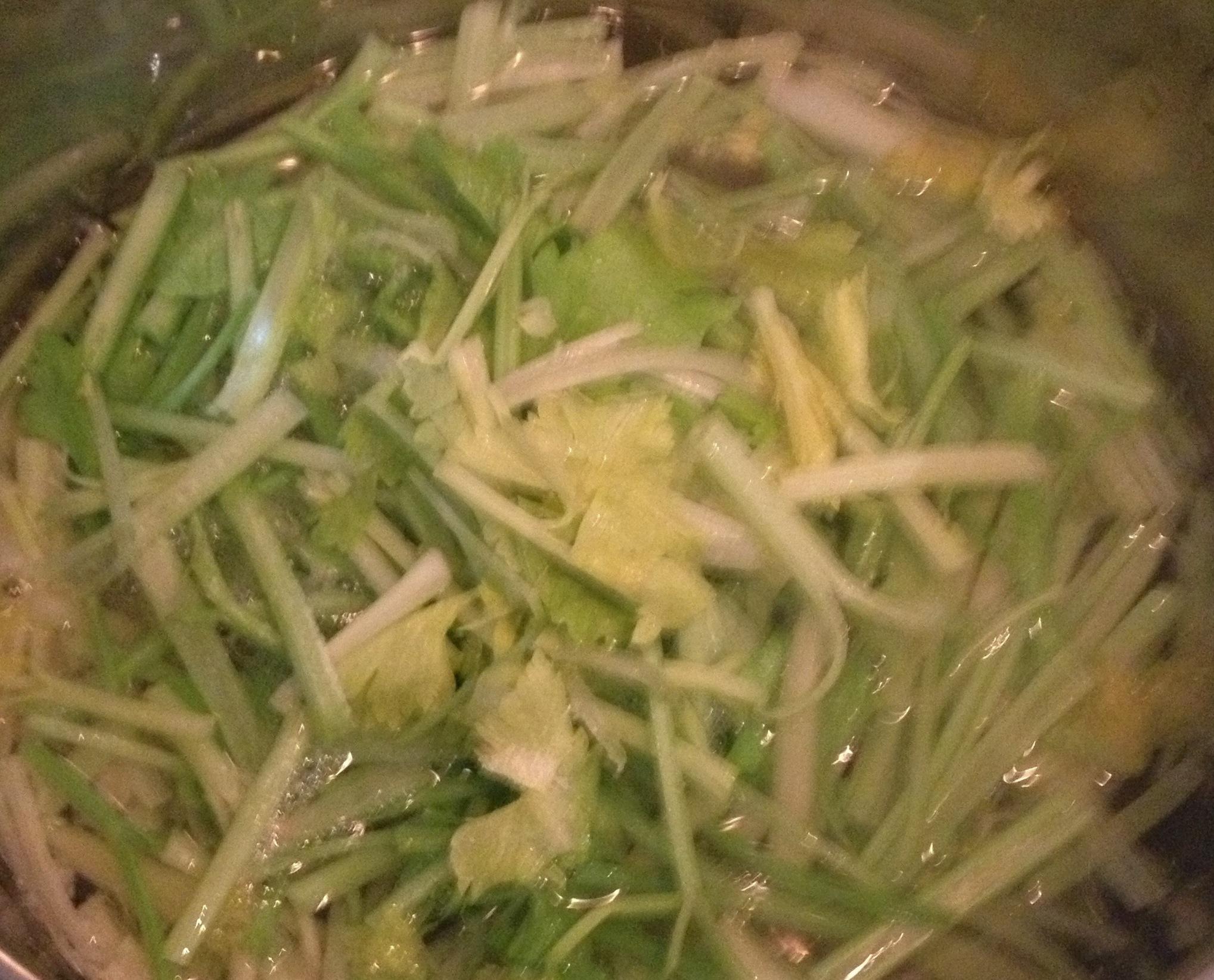 涼拌芹菜花生米的做法 步骤2
