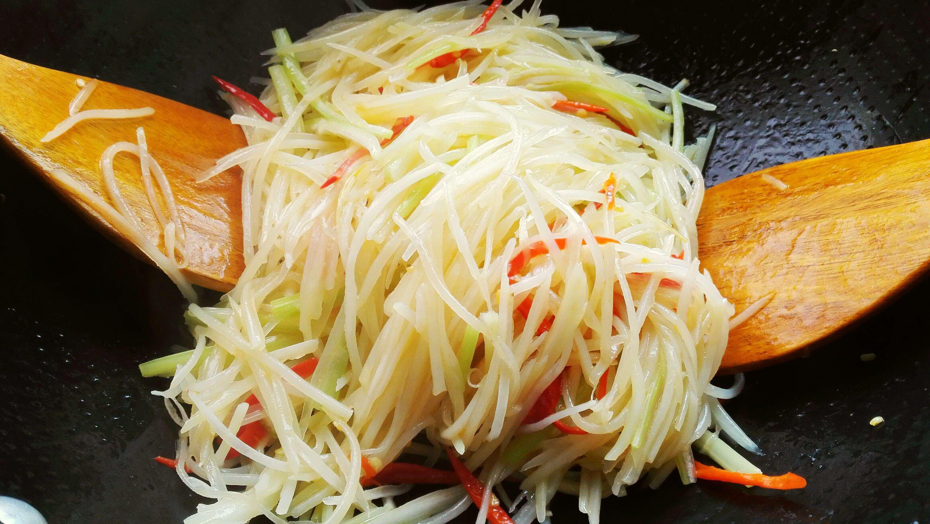 能當主食吃的炒菜丨芹菜土豆絲 · 圓滿素食的做法 步骤6