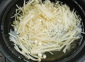 涼拌芹菜金針菇的做法 步骤2