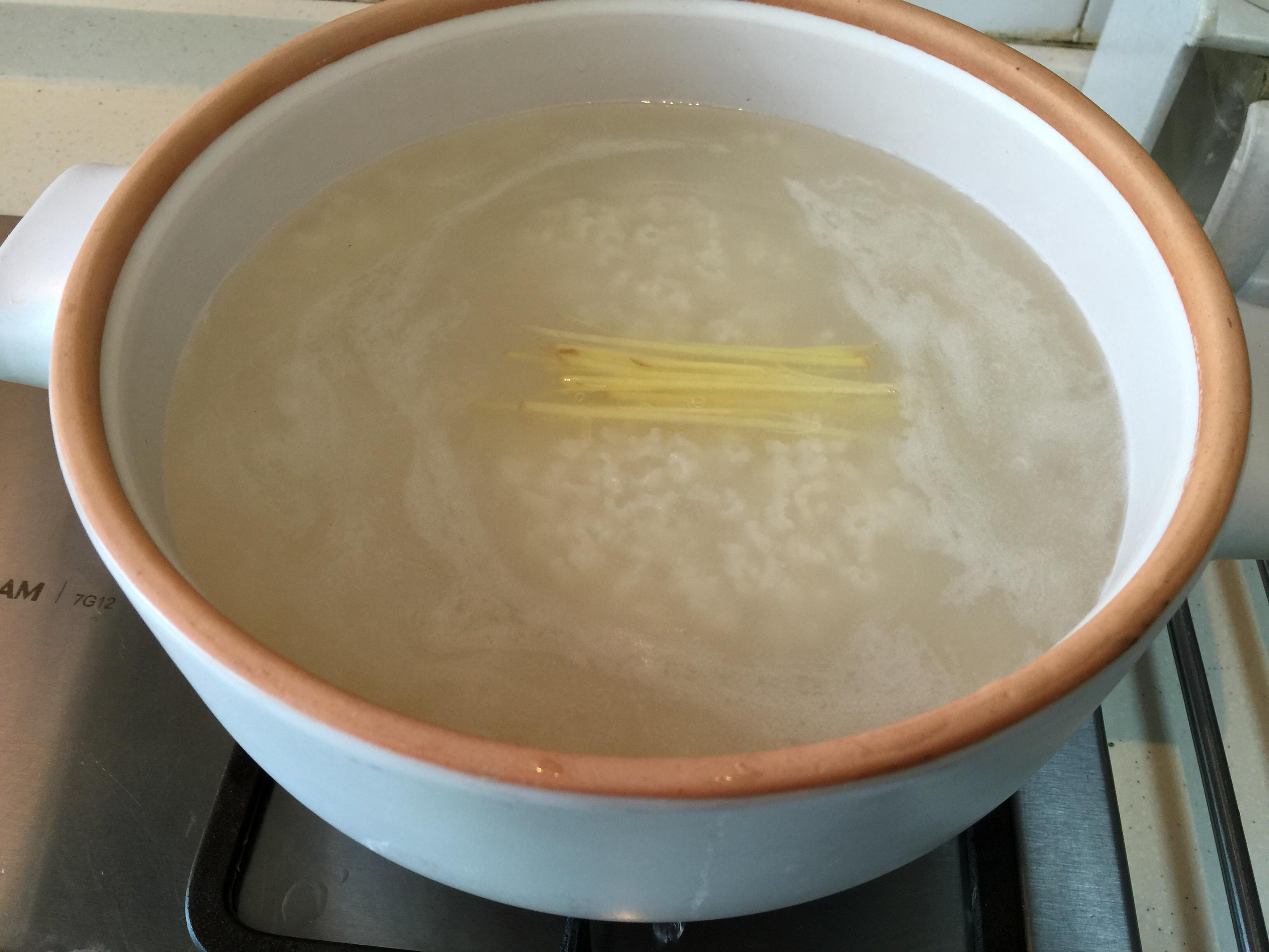 鮮蝦香芹粥的做法 步骤2