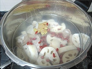 蓮藕花生排骨湯的做法 步骤2