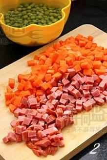 豌豆胡蘿蔔燜飯的做法 步骤2