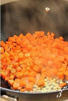 豌豆胡蘿蔔燜飯的做法 步骤3