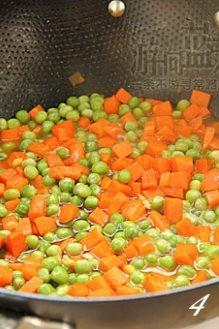 豌豆胡蘿蔔燜飯的做法 步骤4