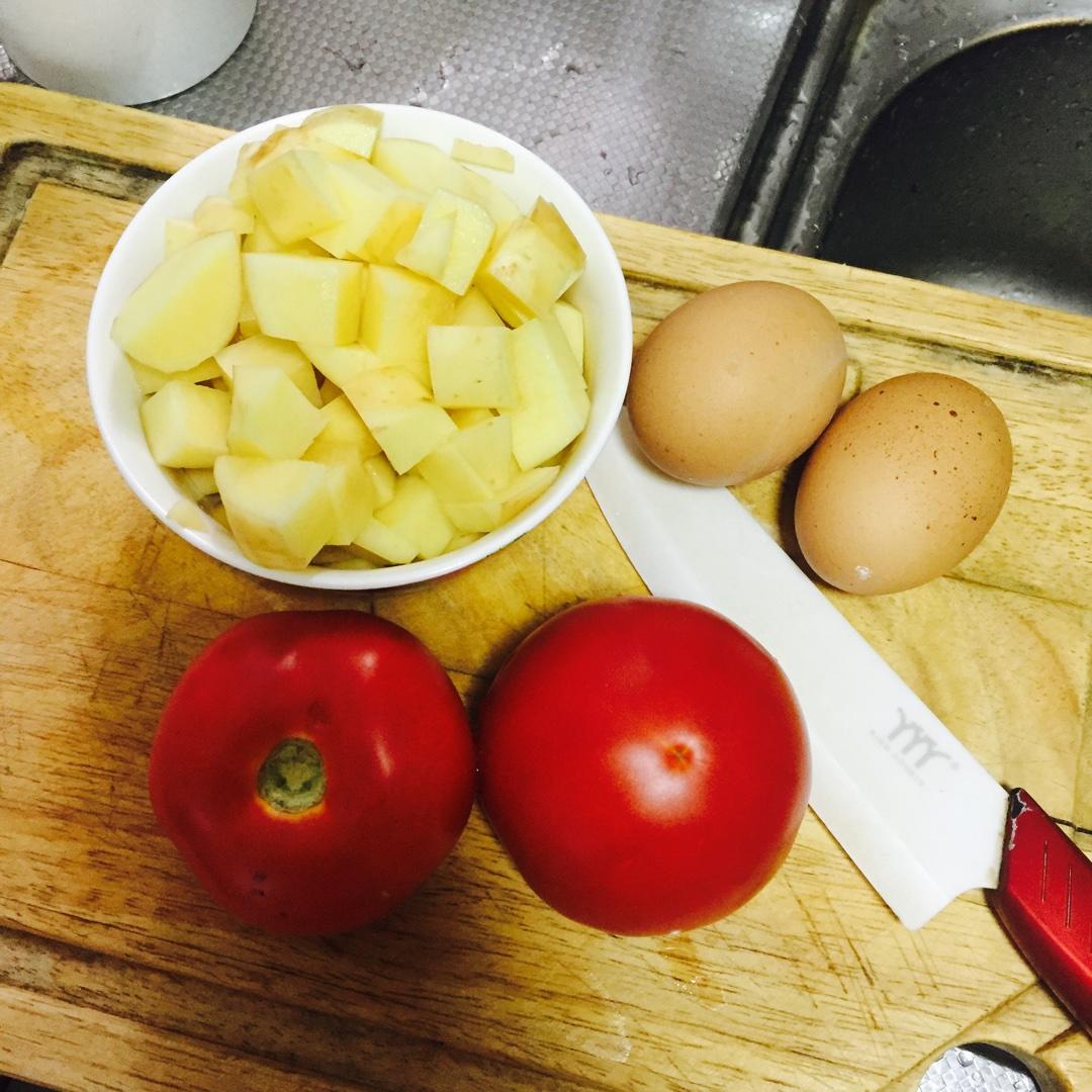 【瘦身食譜】西紅柿雞蛋燉土豆的做法 步骤1