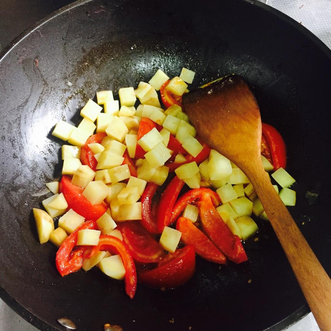 【瘦身食譜】西紅柿雞蛋燉土豆的做法 步骤6