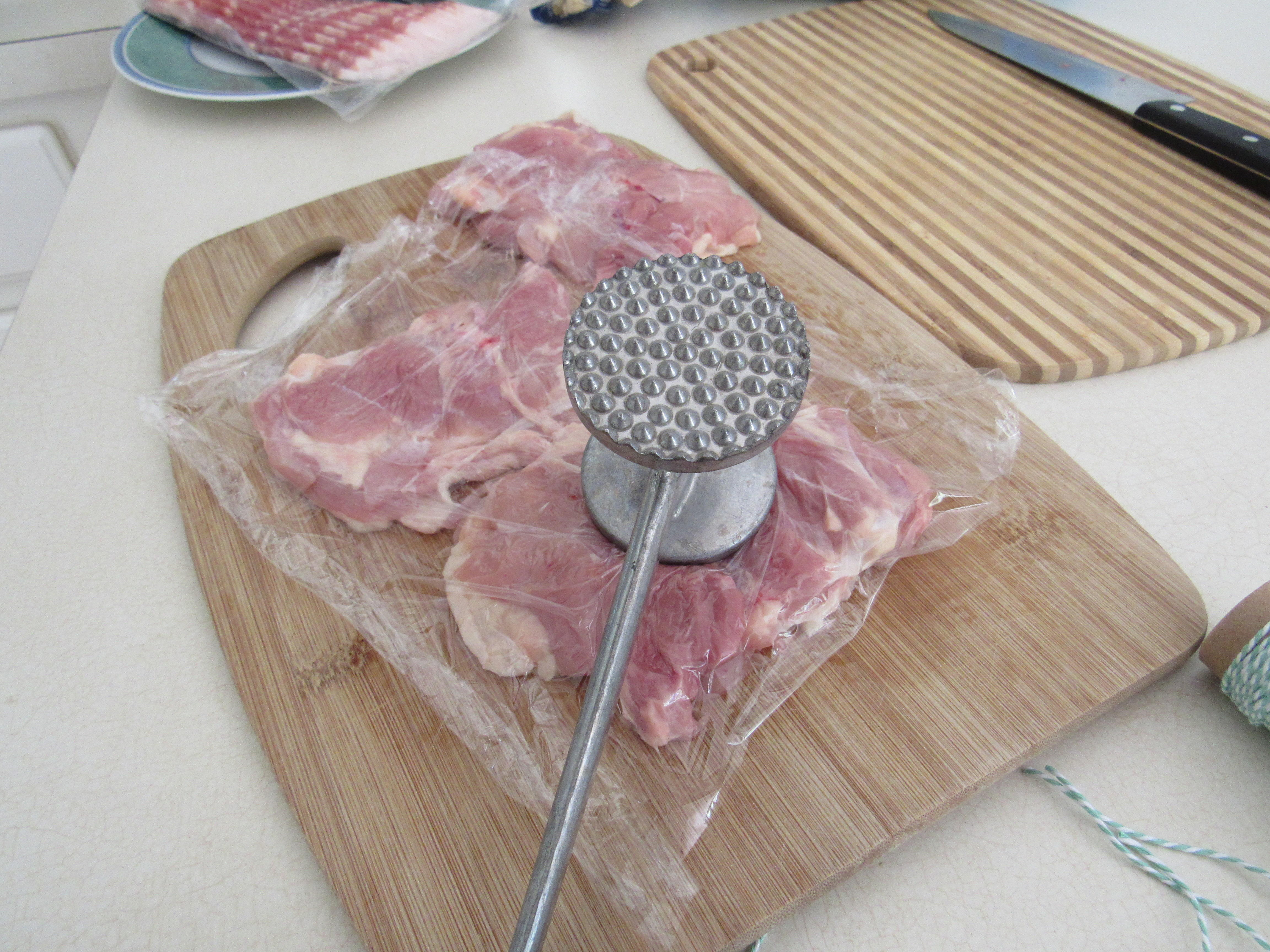 看西餐如何烹飪大魚大肉 - 培根雞肉菠菜卷的做法 步骤1