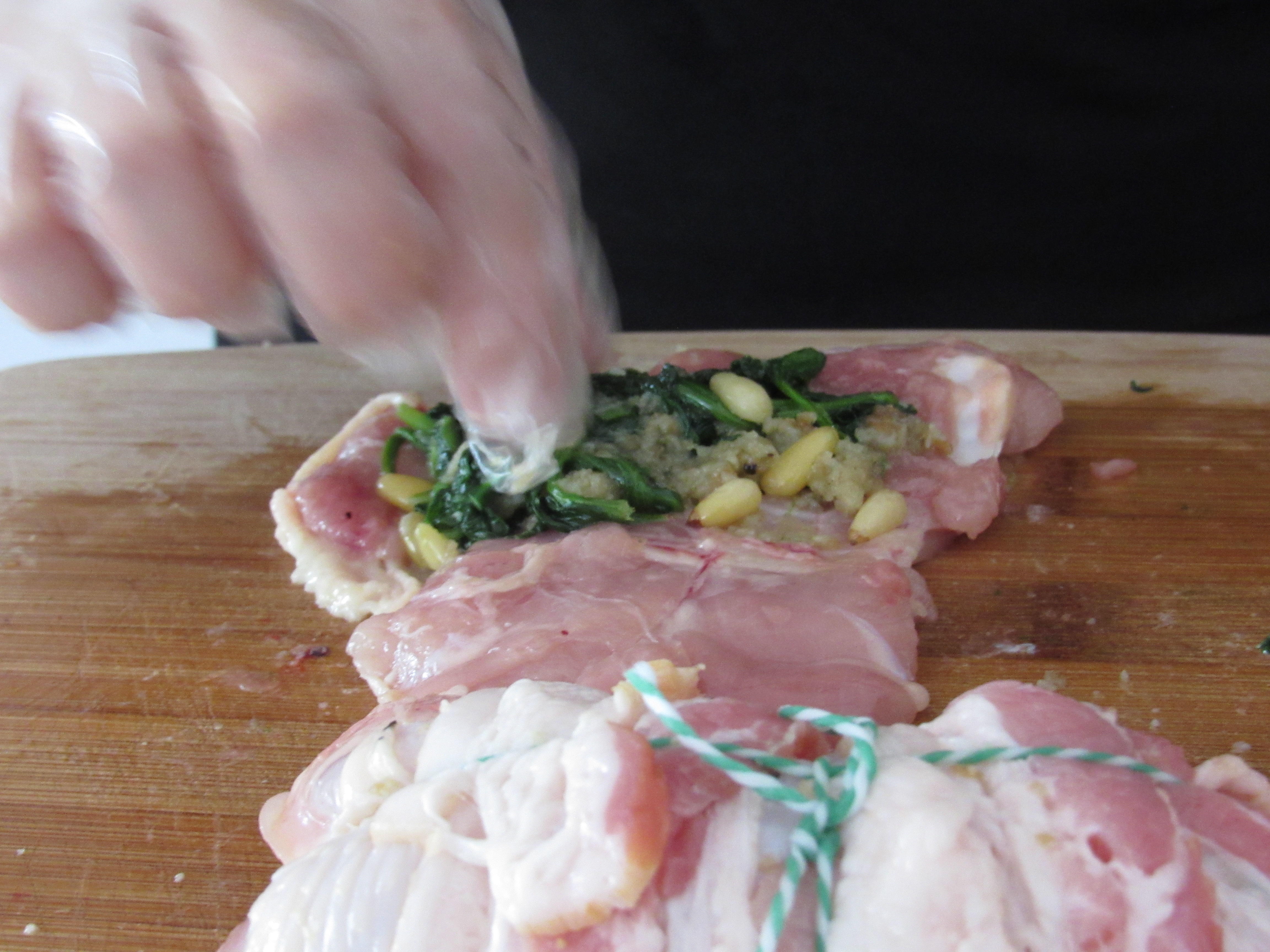 看西餐如何烹飪大魚大肉 - 培根雞肉菠菜卷的做法 步骤3