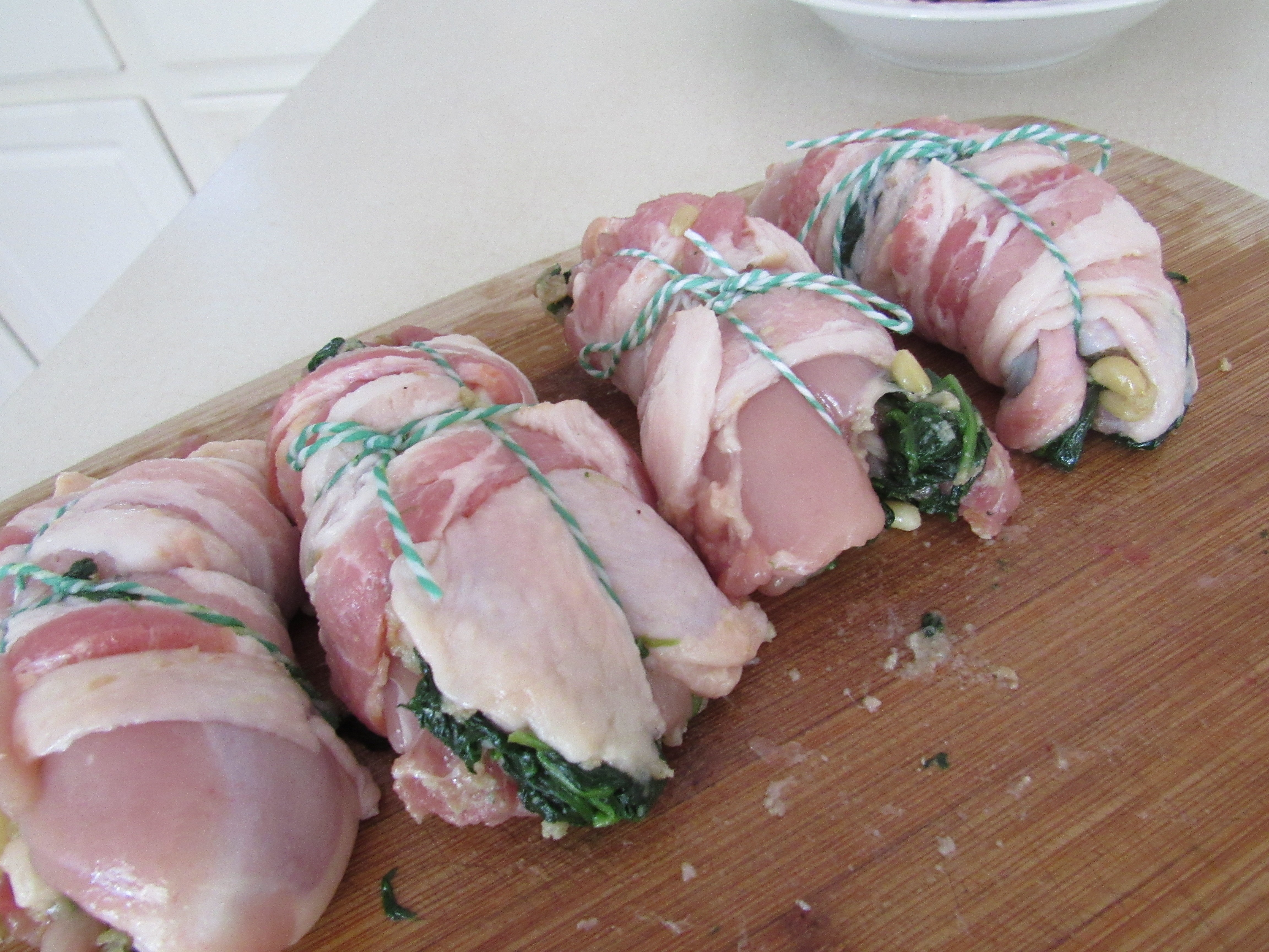 看西餐如何烹飪大魚大肉 - 培根雞肉菠菜卷的做法 步骤4