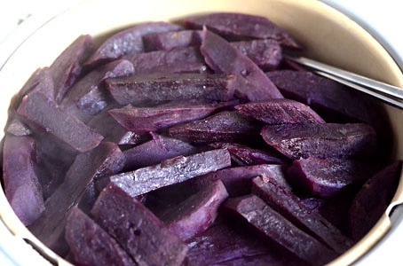 輕鬆炒制健康美味的紫薯餡（麪包機版）的做法 步骤3