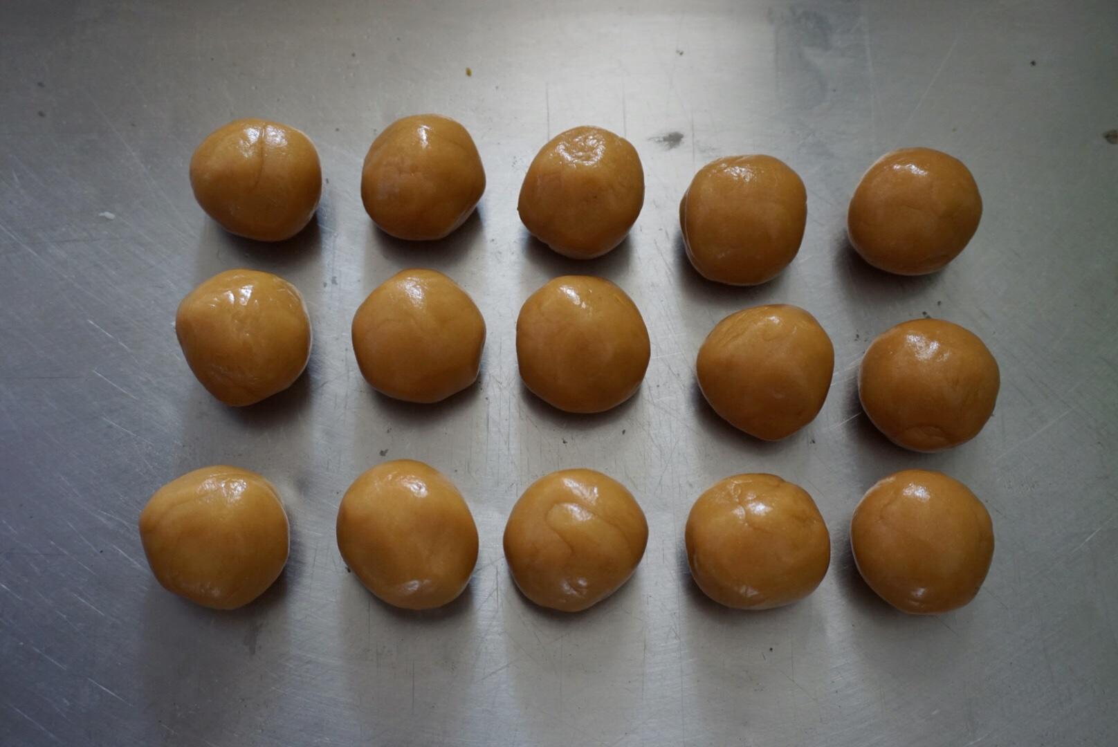 香芋蛋黃月餅-廣式月餅的做法 步骤10