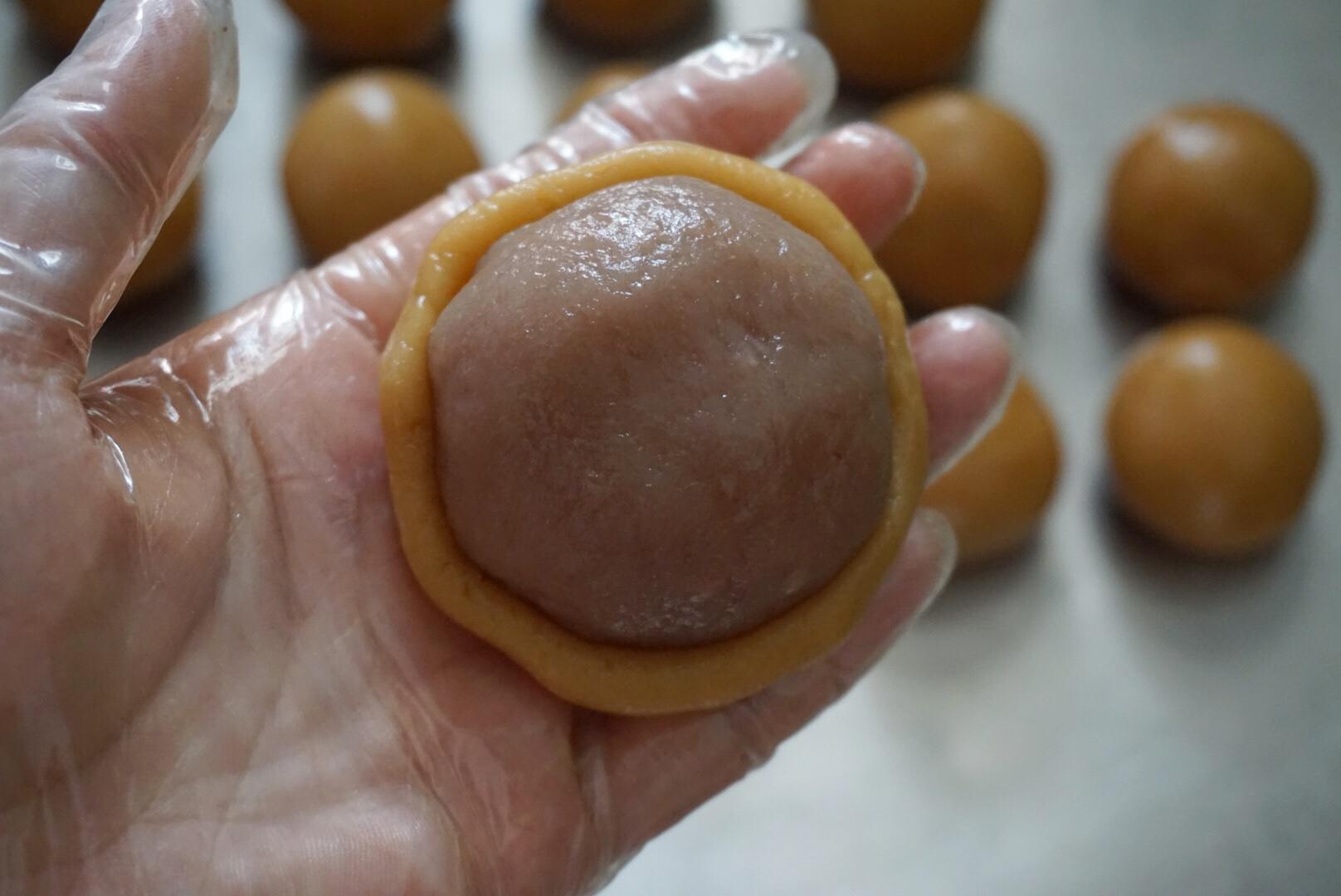 香芋蛋黃月餅-廣式月餅的做法 步骤12