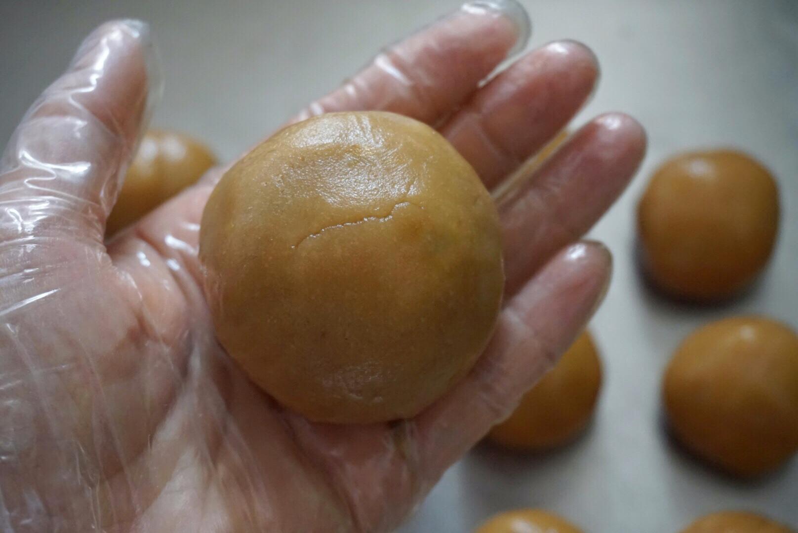 香芋蛋黃月餅-廣式月餅的做法 步骤14