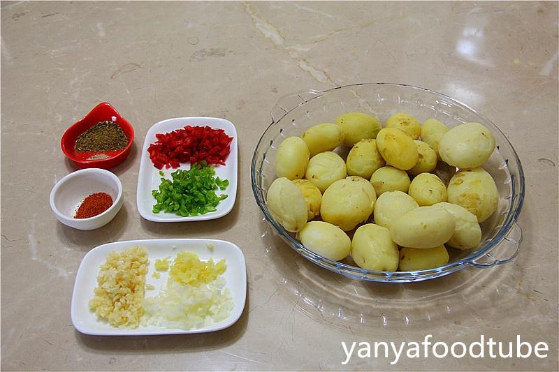 孜然香辣小土豆 Dry Fried Baby Potato的做法 步骤1