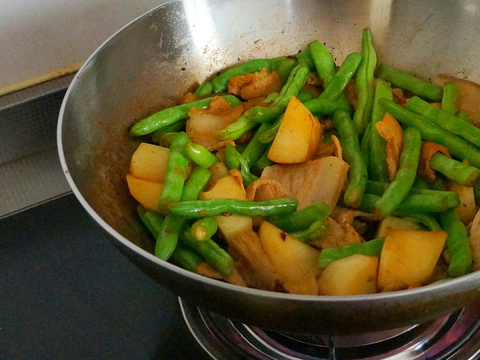土豆燉豆角的做法 步骤3
