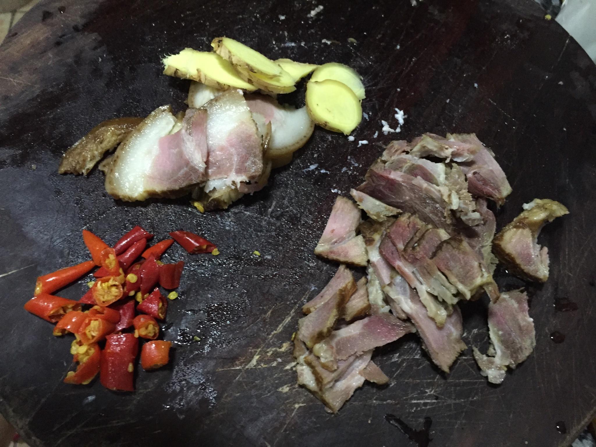 幹鍋金錢菇臘肉的做法 步骤1