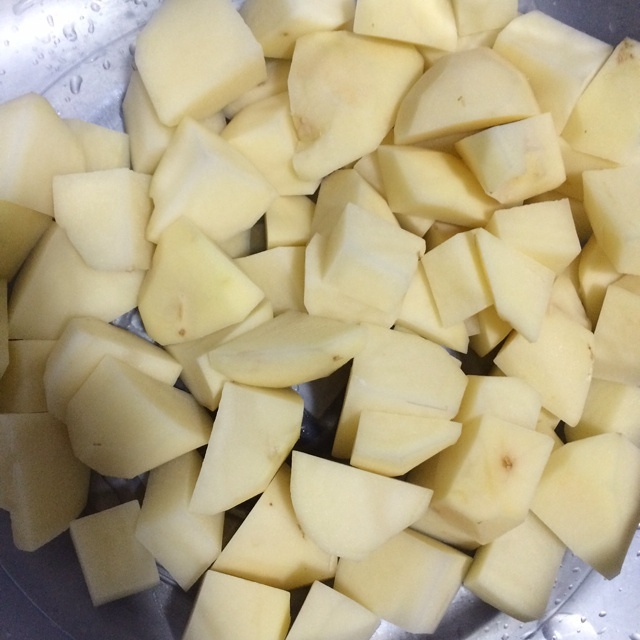 紅燒土豆塊的做法 步骤1