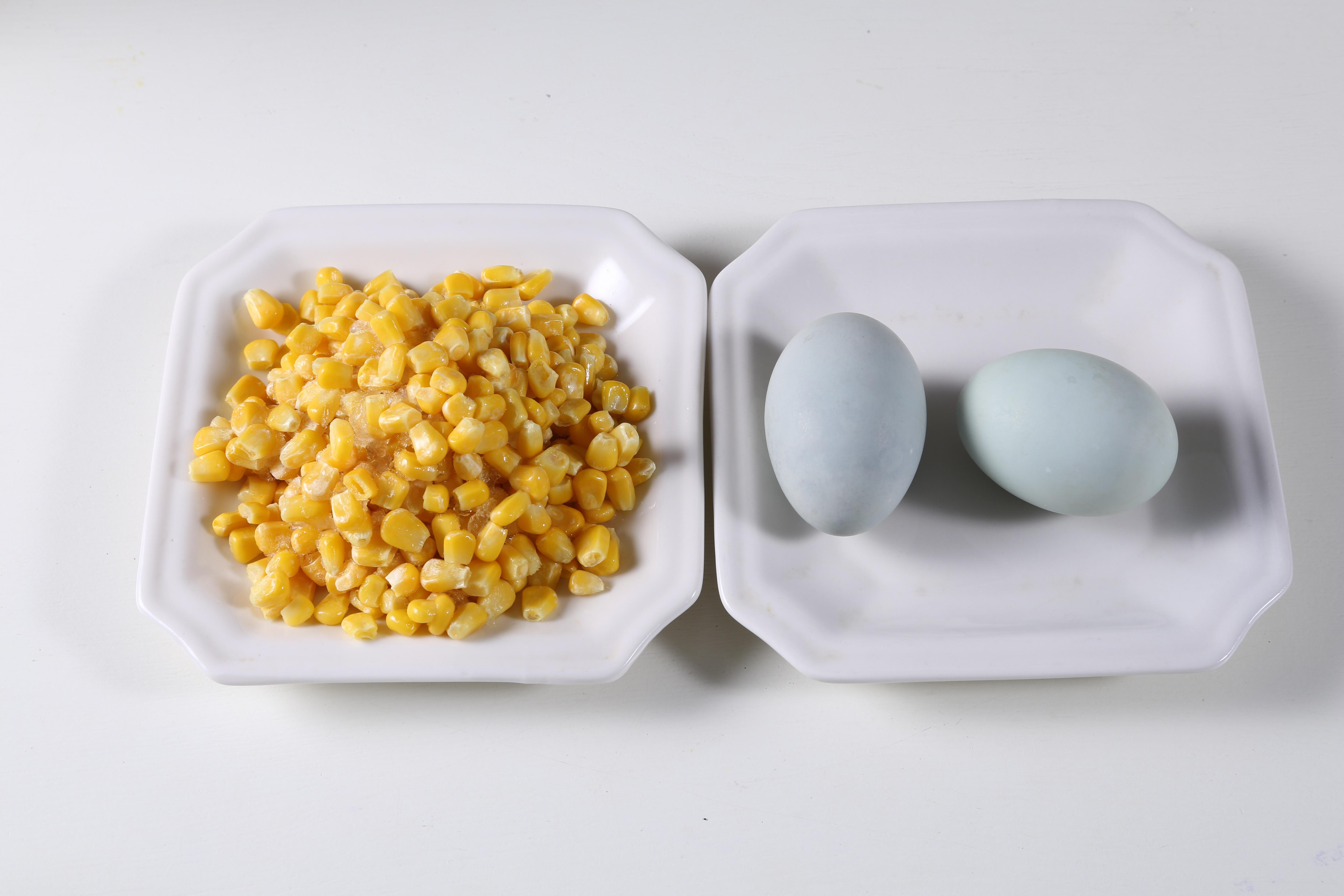 鹹蛋黃金玉米粒--自動烹飪鍋的小清新之作的做法 步骤1