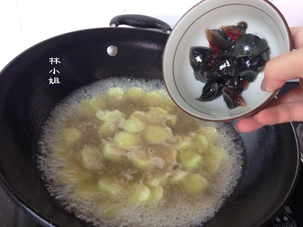 皮蛋黃瓜湯的做法 步骤3