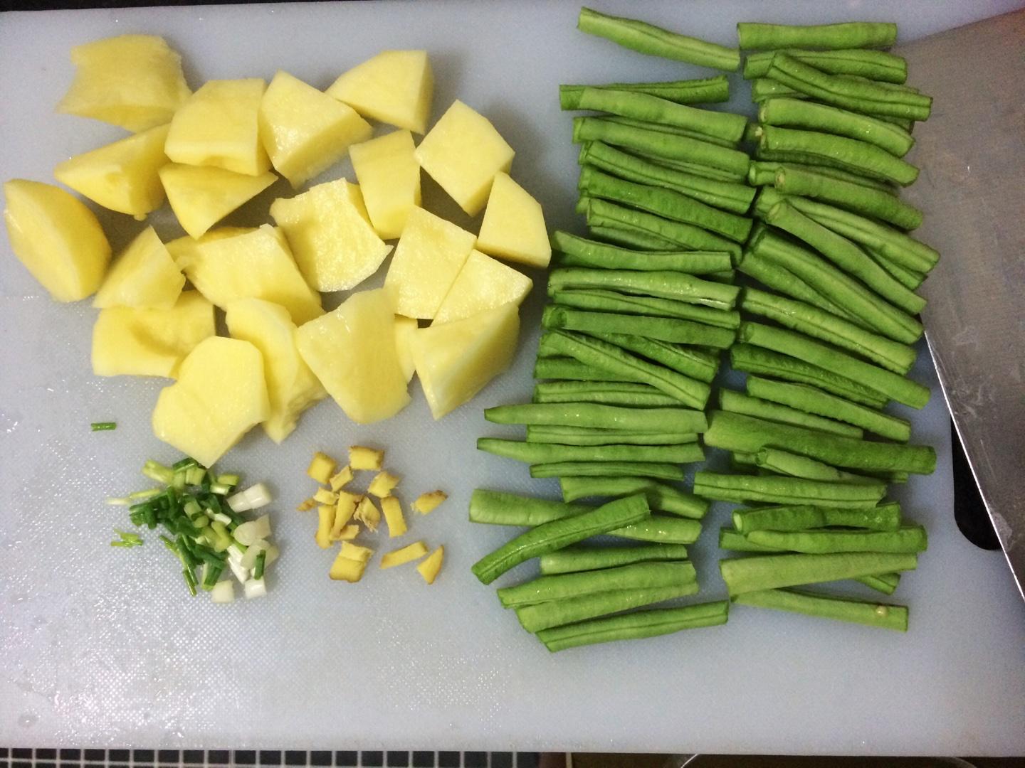 土豆排骨燉豆角的做法 步骤2