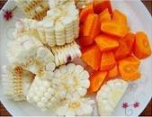 胡蘿蔔玉米骨頭湯的做法 步骤2
