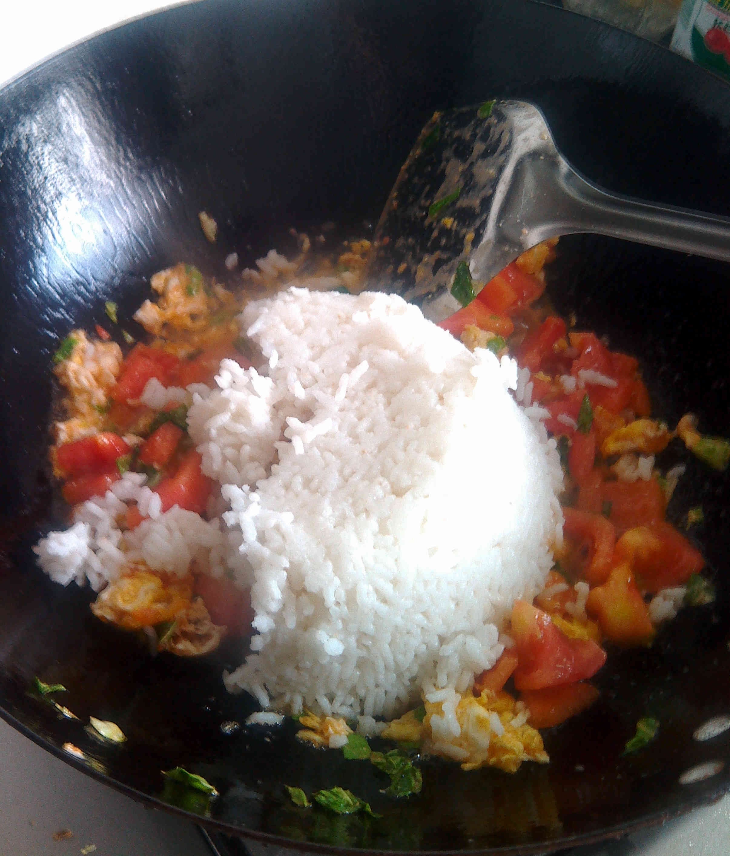 西紅柿菜葉蛋炒飯的做法 步骤5