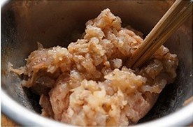 鮮蝦豬肉釀彩椒的做法 步骤2