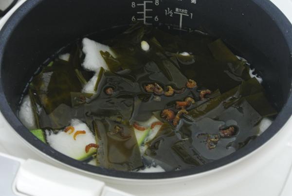 電飯煲做去溼湯，冬瓜海帶湯，非常簡單易操作。的做法 步骤3